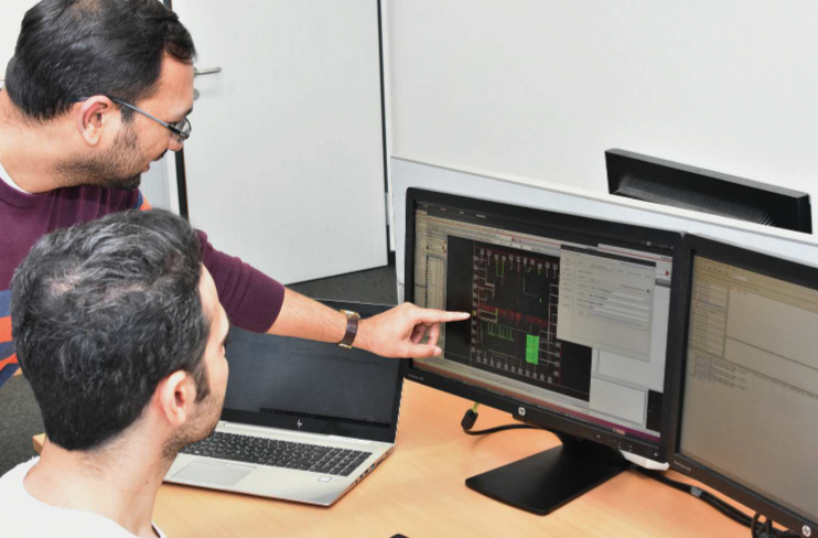 Student and teacher use Siemens EDA solutions for integrated systems and circuits design course