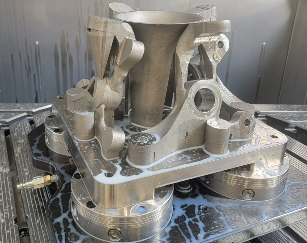 Machining of the steering knuckle on its trombone support structure