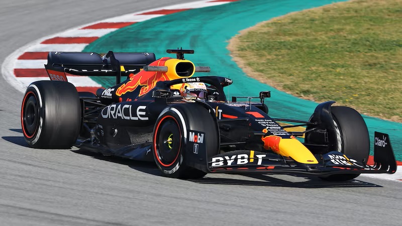 An Oracle Red Bull Racing F1 car on a race track