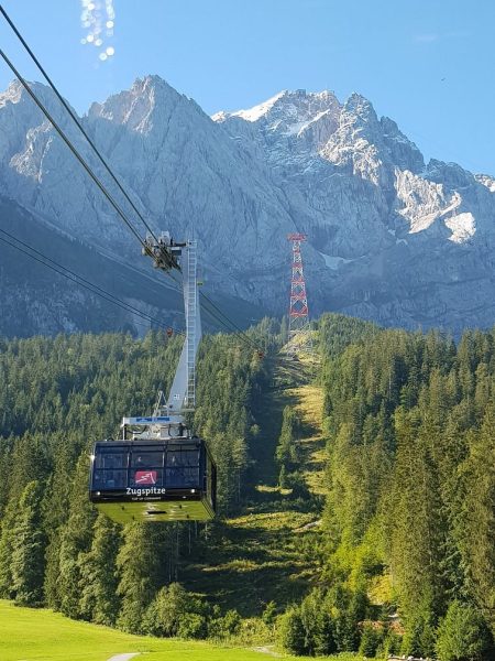One Mountain. Two Seasons.