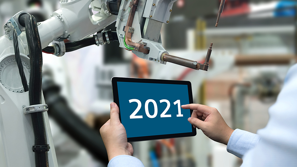 manufacturing engineer holding tablet with 2021 text, representing manufacturing outlook for 2021