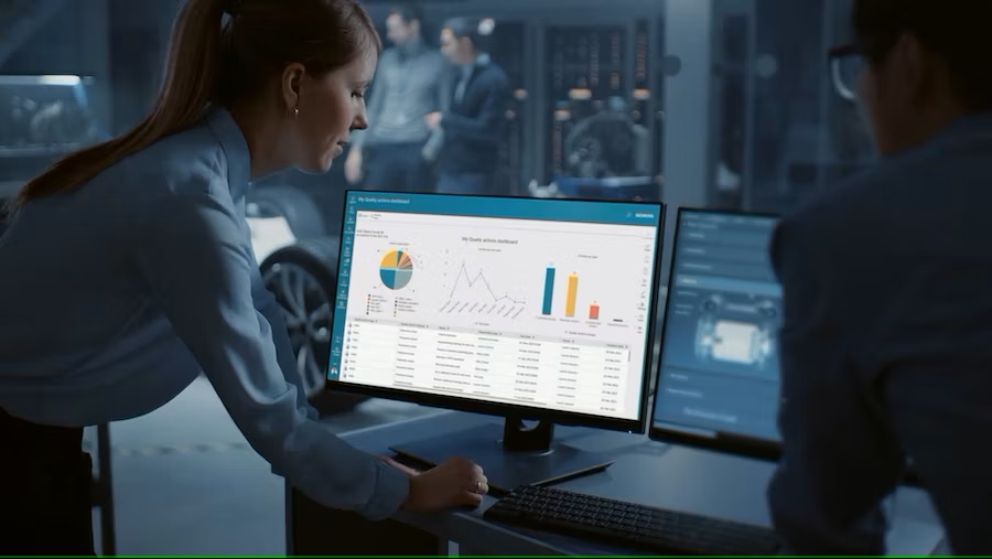 Image of a worker looking at a screen showing a closed-loop quality management data dashboard.