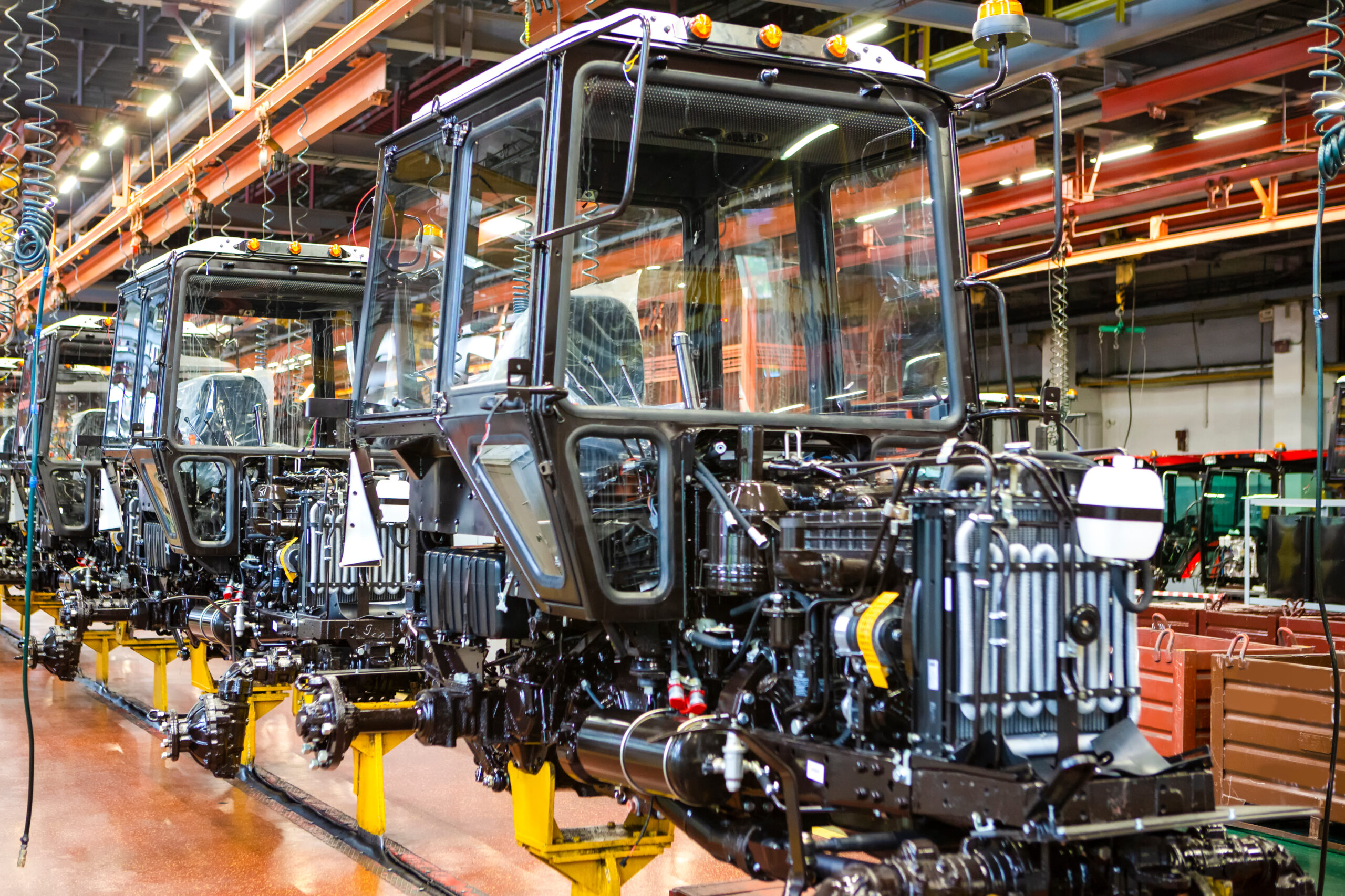 Image of a tractor assembly line. This type of discrete manufacturing benefits from MES tools provided by Opcenter Execution Discrete.