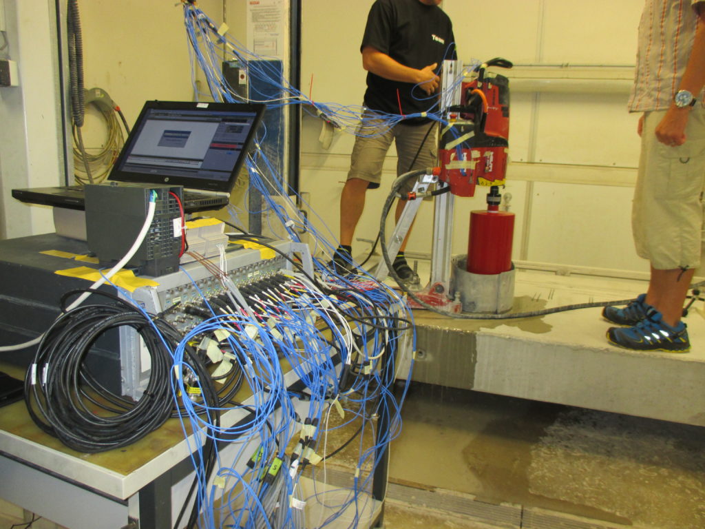 Engineers measure vibration on an handheld power tool with Simcenter SCADAS and Simcenter Testlab to implement active vibration reduction
