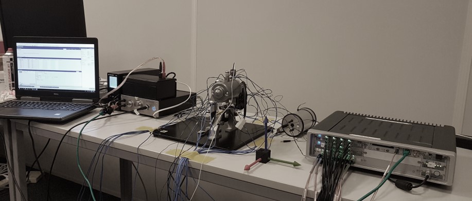 Measurement setup of component transfer path analysis: a Simcenter SCADAS data acquisition system, the electric motor, the Qsource shaker, an amplifier and a PC.