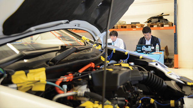 Engineers measure powertrain NVH on a Honda car's engine