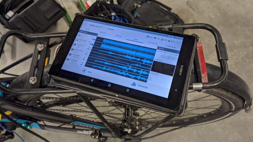 Checking the signals using a wirelessly connected tablet