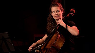 Karen De Meyer playing cello