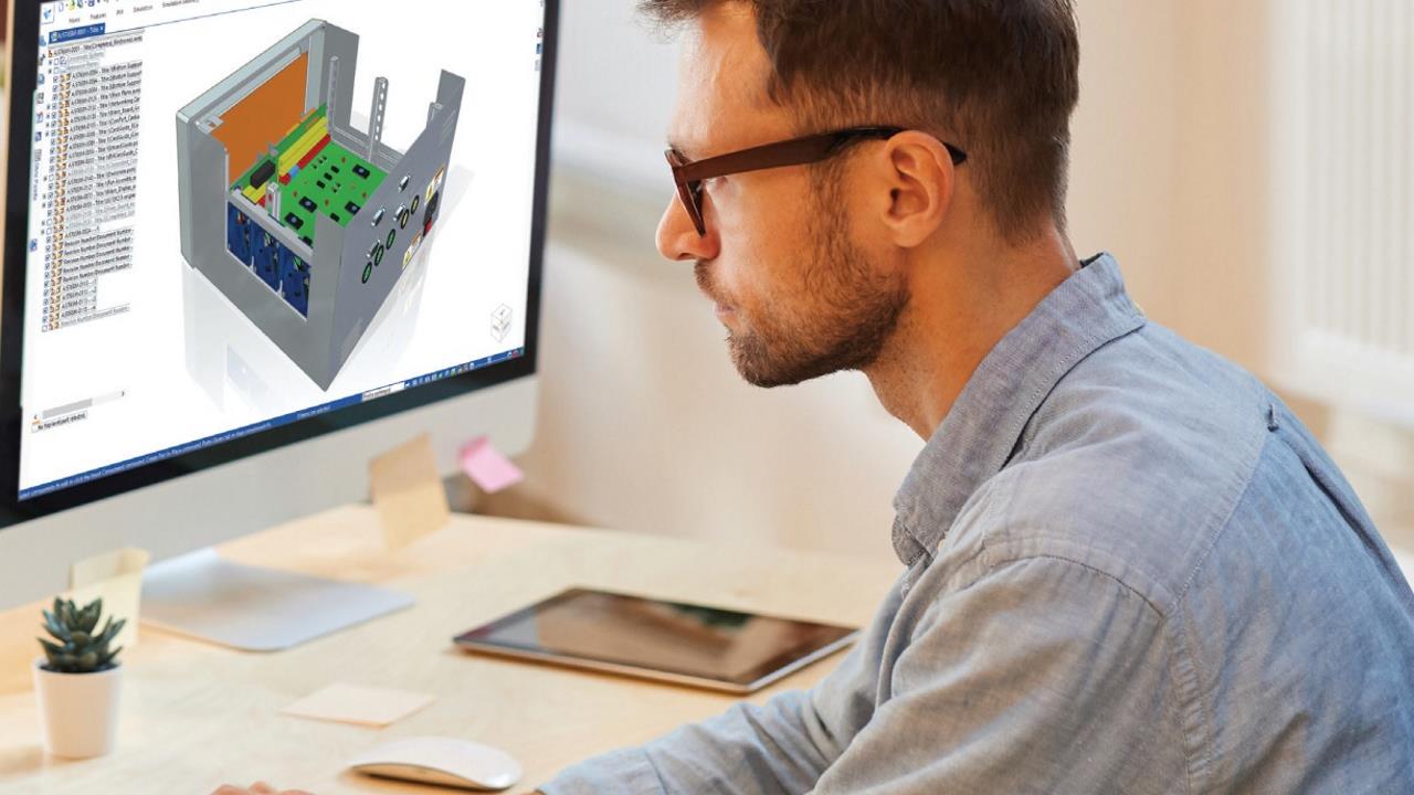 Worker using Solid Edge CAD software from Siemens at their workstation